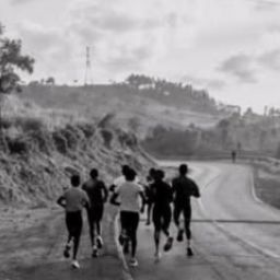 Runner 2RC su strada durante un allenamento di gruppo