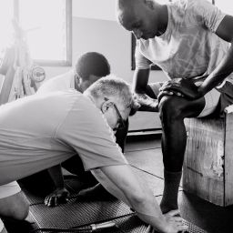 Vincenzo Lancini valuta un atleta runner in Kenya durante un lavoro di recupero e performance